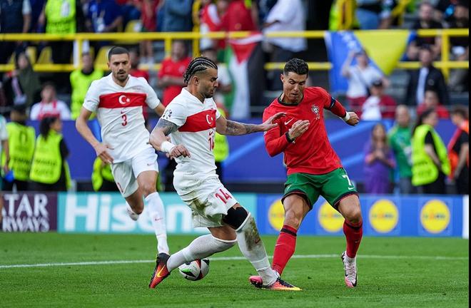 AYX爱游戏中国关于C罗重返赛场，重要助攻首场状态出色，TES观众沸腾！的信息