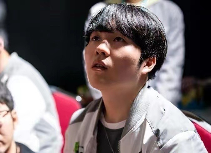 爱游戏入口关于Rookie回归赛场，战术调整首场状态亮眼，TL观众沸腾！的信息